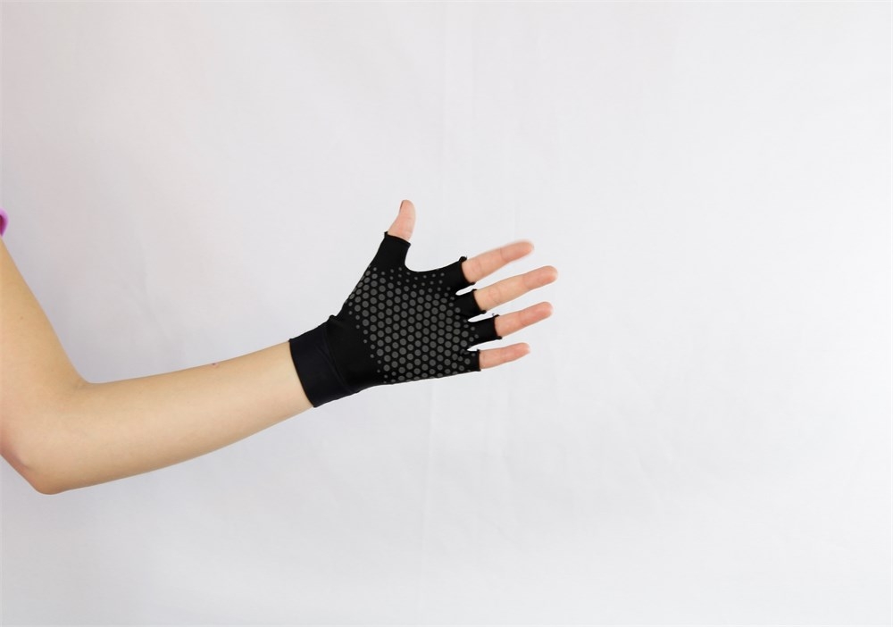 Luva Curta com Antiderrapante e Protecao UV Preto M New Form 81004